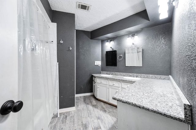 10 Kenny Court, Alvin, TX 77511