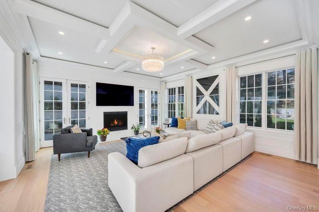 207 Mill Spring Road, Manhasset, NY 11030