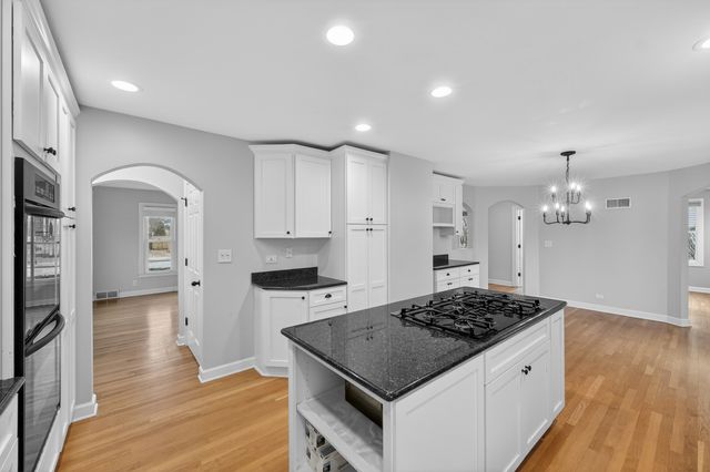 610 W Jefferson Avenue, Naperville, IL 60540