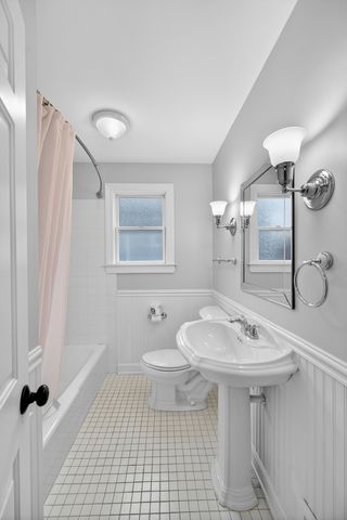 610 W Jefferson Avenue, Naperville, IL 60540