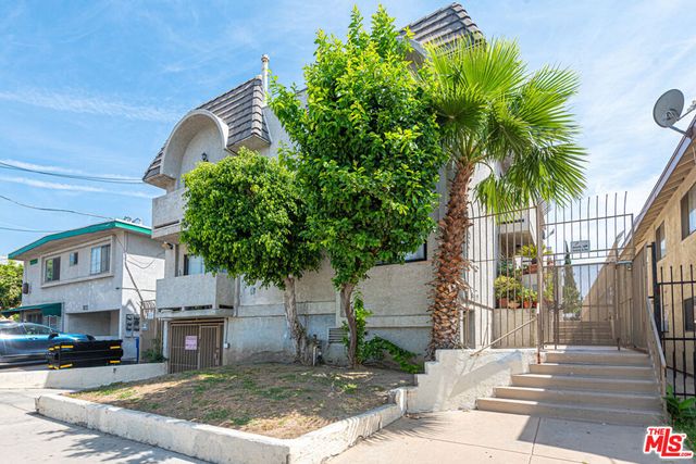 6860 Woodley Avenue, Van Nuys, CA 91406