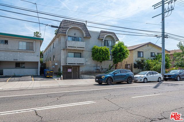 6860 Woodley Avenue, Van Nuys, CA 91406