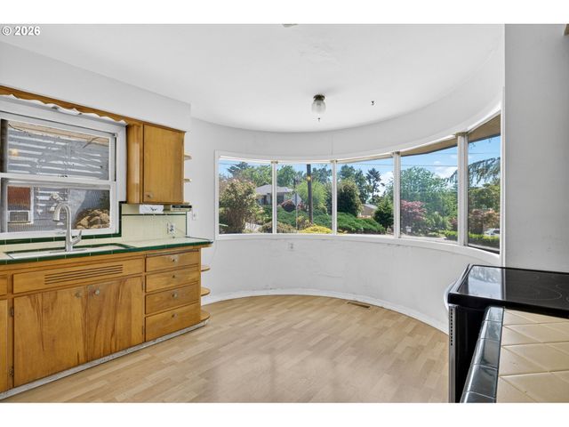 4655 Sw PENDLETON St, Portland, OR 97221