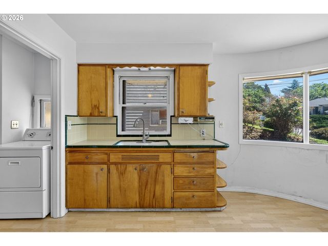 4655 Sw PENDLETON St, Portland, OR 97221