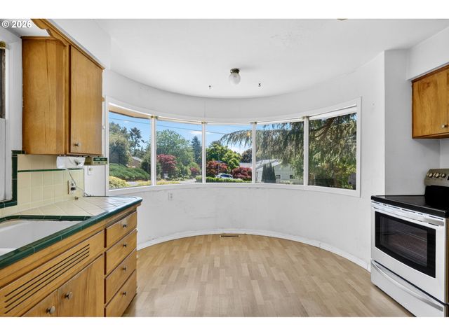 4655 Sw PENDLETON St, Portland, OR 97221