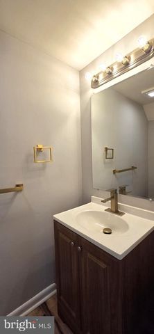 4 LYONS CT, Sicklerville, NJ 08081