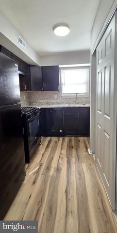 4 LYONS CT, Sicklerville, NJ 08081