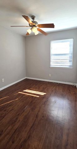4 LYONS CT, Sicklerville, NJ 08081