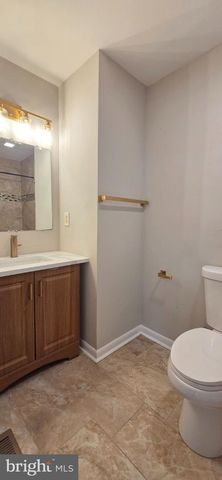 4 LYONS CT, Sicklerville, NJ 08081
