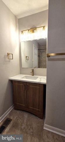 4 LYONS CT, Sicklerville, NJ 08081
