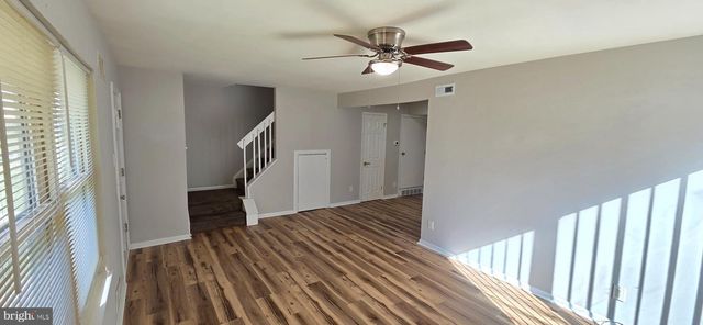 4 LYONS CT, Sicklerville, NJ 08081