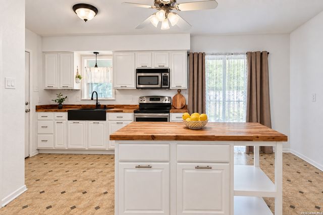 614 E Martindale, Seguin, TX 78155