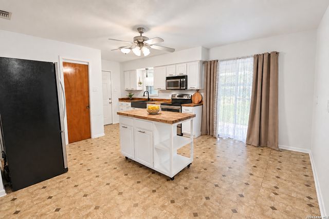 614 E Martindale, Seguin, TX 78155
