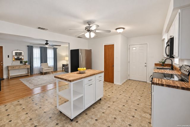 614 E Martindale, Seguin, TX 78155
