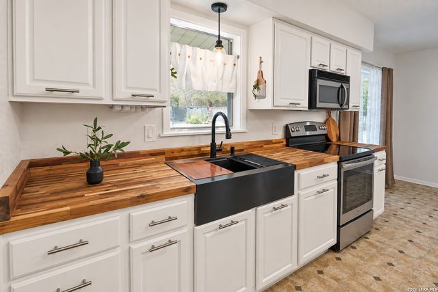 614 E Martindale, Seguin, TX 78155