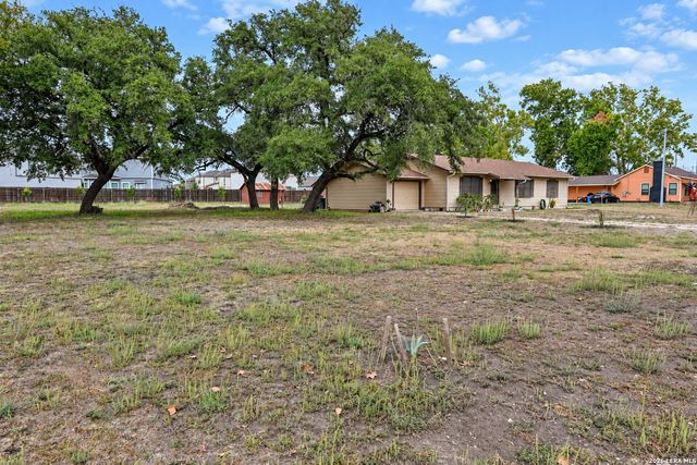 614 E Martindale, Seguin, TX 78155
