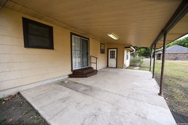 614 E Martindale, Seguin, TX 78155