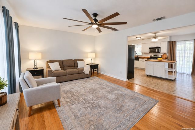 614 E Martindale, Seguin, TX 78155