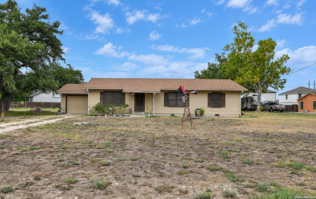 614 E Martindale, Seguin, TX 78155