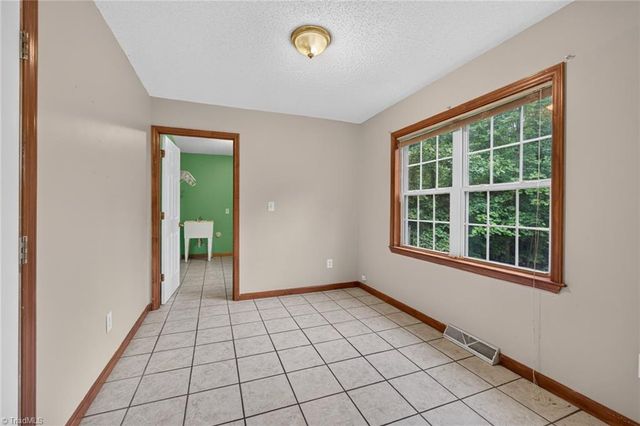 6135 Narrow Way Lane, Winston-salem, NC 27105