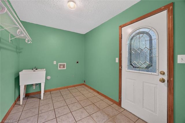 6135 Narrow Way Lane, Winston-salem, NC 27105