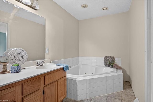 6135 Narrow Way Lane, Winston-salem, NC 27105