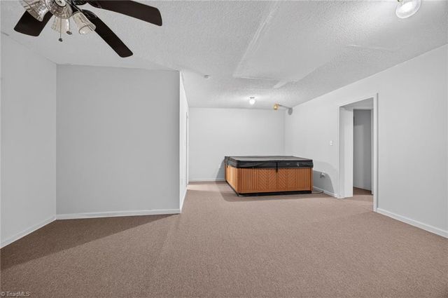6135 Narrow Way Lane, Winston-salem, NC 27105
