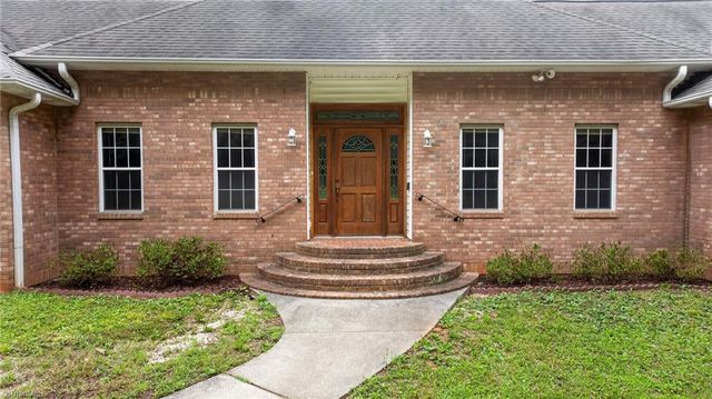 6135 Narrow Way Lane, Winston-salem, NC 27105