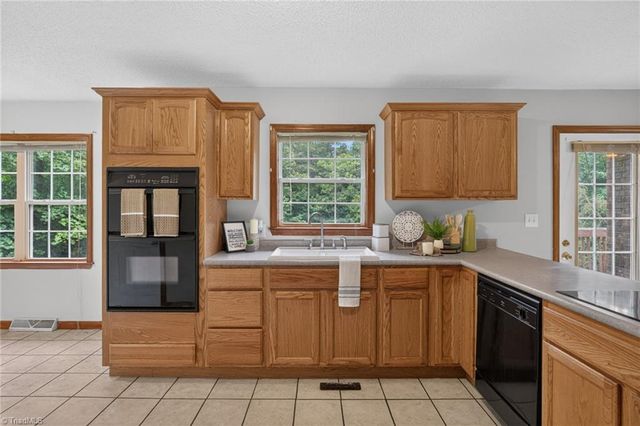6135 Narrow Way Lane, Winston-salem, NC 27105