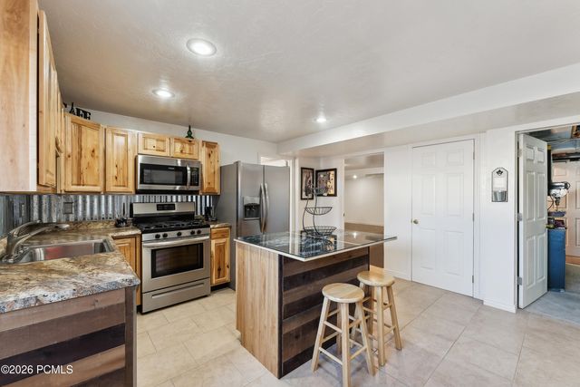 11694 S Stone Crest Circle, Riverton, UT 84065