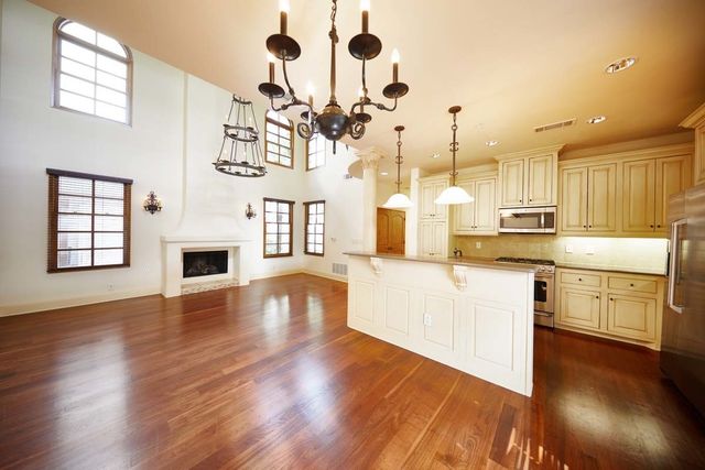 2510 N Henderson 2, Dallas, TX 75206