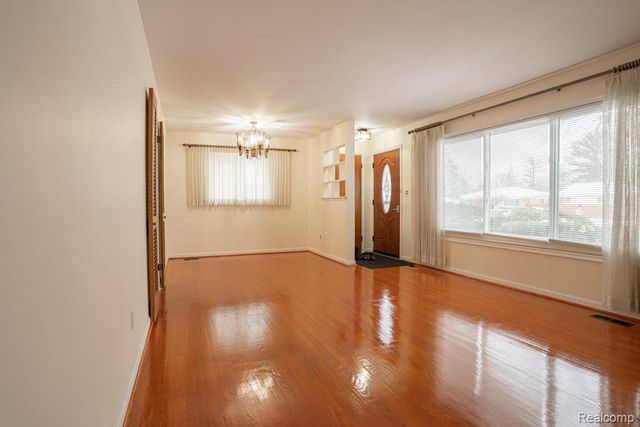 28031 Lorraine Avenue, Warren, MI 48093