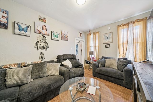 6 S 13th St, Jeannette, PA 15644