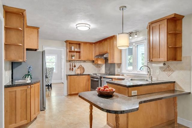 8 Barry Dr, Framingham, MA 01702