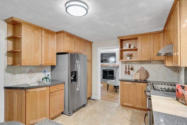 8 Barry Dr, Framingham, MA 01702
