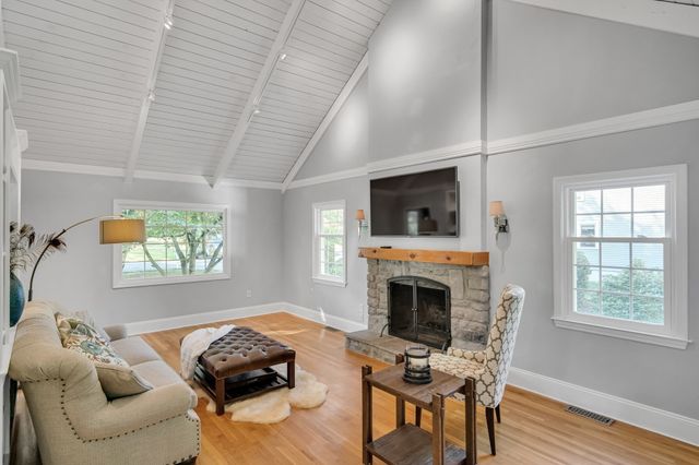 8 Barry Dr, Framingham, MA 01702