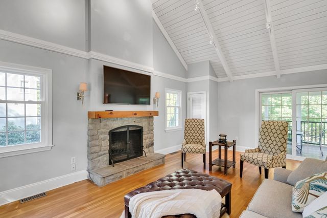 8 Barry Dr, Framingham, MA 01702