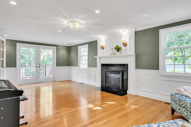 8 Barry Dr, Framingham, MA 01702