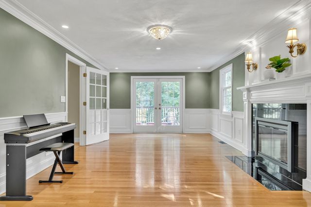 8 Barry Dr, Framingham, MA 01702