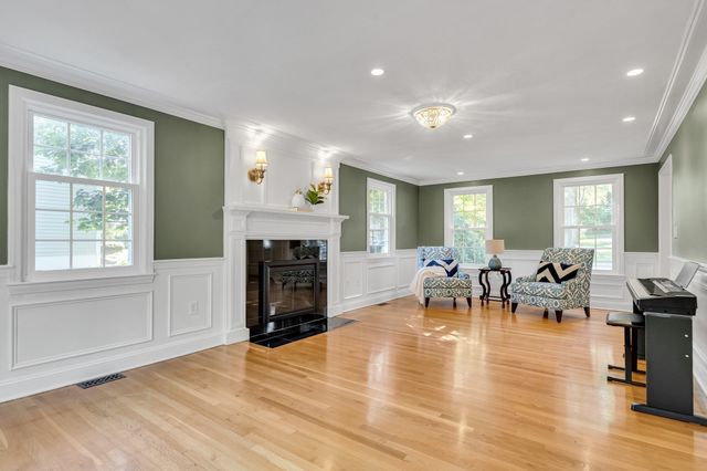 8 Barry Dr, Framingham, MA 01702