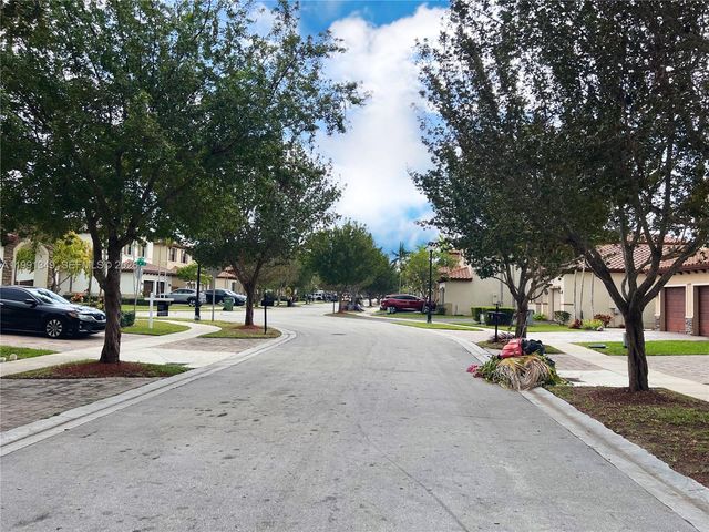 422 SE 34th Ter 422, Homestead, FL 33033
