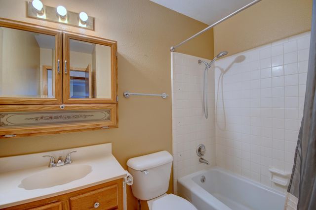 6348 Avenida La Costa NE, Albuquerque, NM 87109