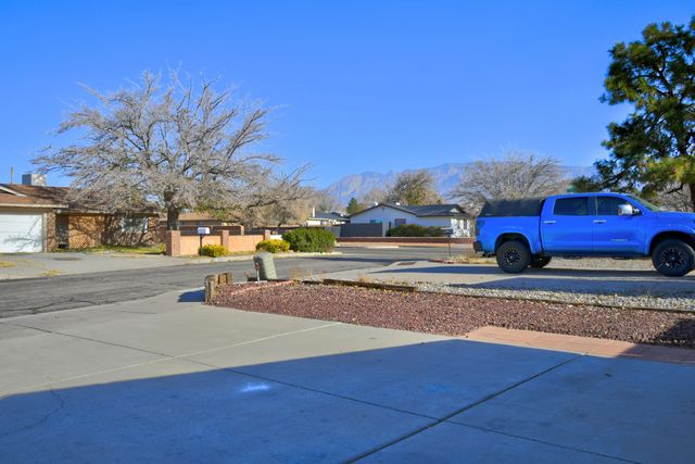 6348 Avenida La Costa NE, Albuquerque, NM 87109