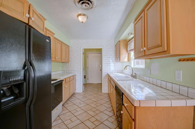 6348 Avenida La Costa NE, Albuquerque, NM 87109