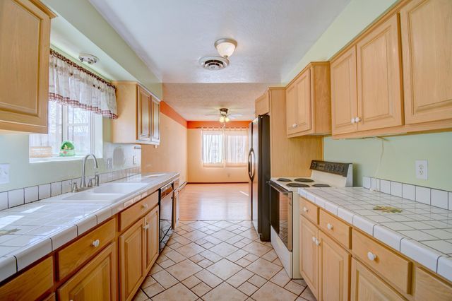 6348 Avenida La Costa NE, Albuquerque, NM 87109