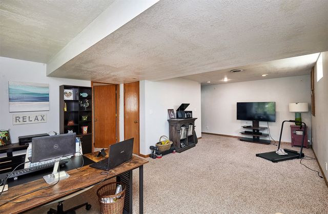 6152 Dakota Drive, West Des Moines, IA 50266