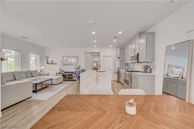 600 North Carriage Hill Drive 2084, Las Vegas, NV 89138