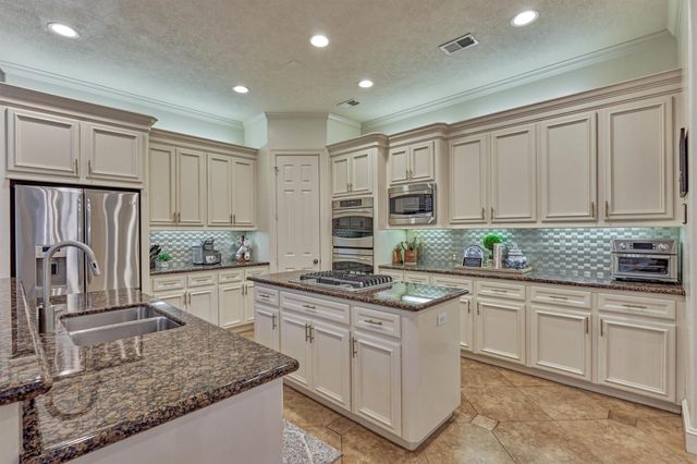 6 Glentrace Circle, The Woodlands, TX 77382