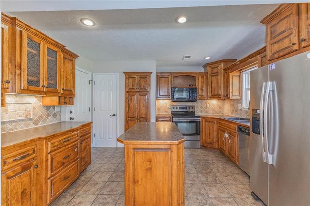 1920 E Mohawk Drive, Olathe, KS 66062