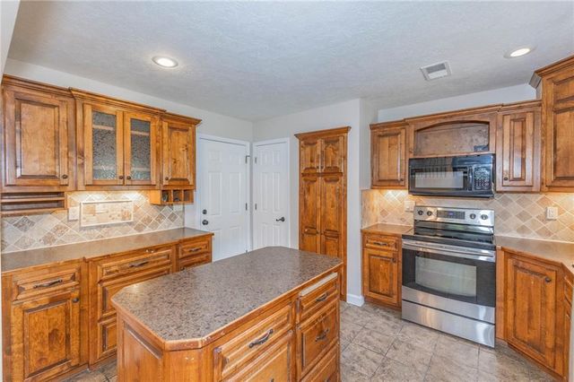 1920 E Mohawk Drive, Olathe, KS 66062